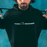 Canguro negro con capucha y bolsillo delantero tipo canguro. Estampado frontal con el logo de la marca en color blanco.