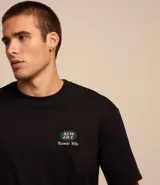 Remera negra de algodón con corte relaxed, cuello redondo y manga corta. Estampado en la espalda con la leyenda "Legendary '80s Beast" y la imagen de un coche clásico.