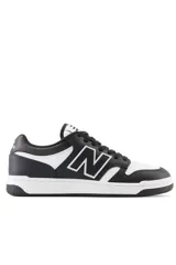 Championes New Balance negros con detalles en blanco.