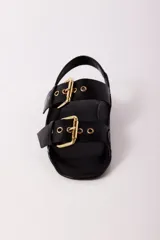 Sandalias negras de cuero con dos tiras anchas sobre el empeine, hebillas doradas y tira trasera.
