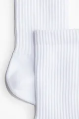 Pack de tres pares de medias deportivas blancas con caña acanalada, borde superior elástico, secciones de ventilación en malla, soporte de arco, talón y punta reforzados. Confeccionadas con tejido funcional DryMove™ que ayuda a absorber el sudor.