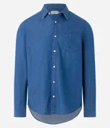 Camisa de hombre de tejido plano de algodón, color celeste claro, con cuello solapa, manga larga y bolsillo simple en el pecho izquierdo.