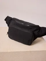 Riñonera negra de nylon arrugado con dos compartimentos con cierre y logo de la marca en relieve.