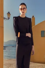 Remera café de cuello redondo y manga larga abullonada con puño ajustado. Inspirada en David Bowie.