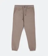 Pantalón jogger negro liso, con cintura elástica ajustable con cordón y bolsillos laterales.