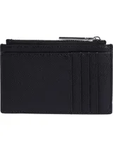 Tarjetero Calvin Klein negro con monograma, seis ranuras para tarjetas, bolsillo con cremallera y logo plateado brillante en el frente.