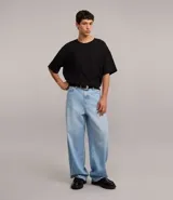 Pantalón de jeans celeste con textura, corte super baggy, cintura con trabillas, cierre tradicional y bolsillos.