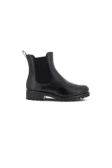 Bota tipo Chelsea de cuero negro con paneles elásticos laterales para un ajuste cómodo. Presenta un tirador en la parte posterior y una suela de goma tipo track con relieve para mayor tracción.