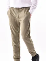 Pantalón de jogging color verde oliva con cintura elástica ajustable con cordón, bolsillos laterales y rodilleras reforzadas.