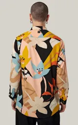 Camisa de manga larga con estampado floral multicolor, de calce regular.