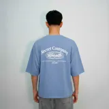 Remera celeste de algodón con cuello redondo y estampado en la espalda con el logo "Secret Company" y la frase "So if the son sets you free, you will be free indeed. Est. 2022".