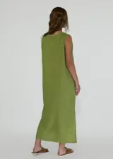 Vestido largo color verde oliva, sin mangas, con escote en V y aberturas laterales en el ruedo.