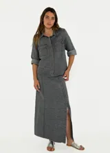 Pollera larga color gris con textura arrugada y abertura lateral.