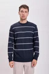 Buzo de punto azul marino con rayas horizontales blancas, cuello redondo y mangas largas.