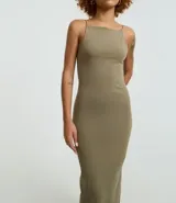 Vestido midi color verde oliva, de breteles finos y escote recto.