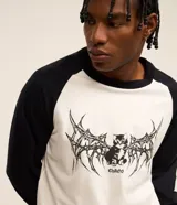 Remera masculina de algodón color blanco con mangas raglán negras, cuello redondo y estampa frontal de un gato con lettering "Chaos".
