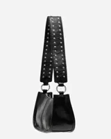 Cartera negra tipo bandolera con tachas plateadas en las correas.