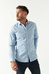 Camisa celeste a cuadros, de corte slim fit, manga larga y logo bordado. Confeccionada en 100% algodón.