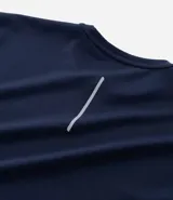 Remera deportiva masculina color azul marino, de corte comfort, cuello redondo y manga corta. Confeccionada en tech fleece con tecnología Dry, que permite la transpiración y secado rápido.