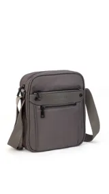 Morral bandolera negro de tela impermeable con dos bolsillos frontales con cierre y dos bolsillos internos.