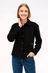 Camisa negra de poliéster con solapa, cierre con botones y mangas largas.