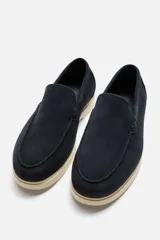 Mocasín casual color beige claro, con capellada de cuero serraje, corte liso con detalle de bordón y suela a contraste.