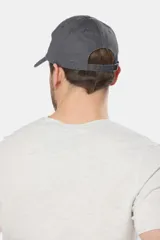 Gorra de béisbol azul marino confeccionada en lona de algodón, con visera curva y parche rectangular con logo en el frente.