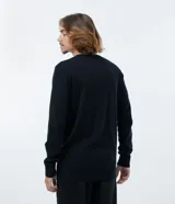 Buzo de punto para hombre en color negro, con cuello redondo y mangas largas. Presenta un estampado frontal en blanco con la inscripción "California Republic", una estrella y la silueta de un oso. Confeccionado en algodón con puños y bajo acanalados.