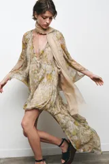 Vestido largo de viscosa con estampado floral, escote en pico, manga tipo capa con aberturas y bajo asimétrico.