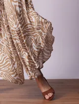 Enterito largo estampado, marca Catherine Malandrino, con espalda entrelazada, breteles finos regulables, ruedo asimétrico y abertura lateral con cierre invisible.