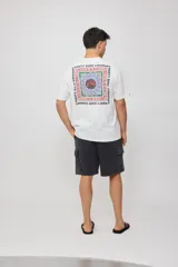 Remera negra de algodón con estampado en la espalda con el logo de Rusty Surf Company en forma de sol con motivos tribales en colores pastel.