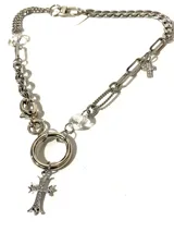 Collar de acero quirúrgico plateado con dije de cruz con strass y cuentas de cristal facetado.