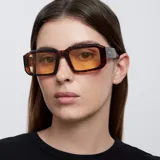 Gafas de sol unisex con montura rectangular de carey y lentes amarillas.