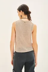 Top negro tejido en punto compacto, con escote en U pronunciado y textura sedosa.