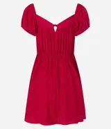 Vestido corto color rojo, con escote cuadrado, lazo en el busto, mangas cortas abullonadas y falda godê.