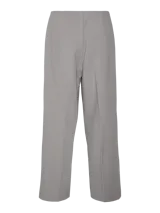 Pantalón sastrero gris con corte recto y largo hasta el tobillo.