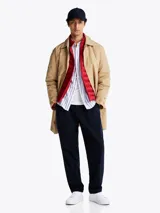 Zapatillas de corte bajo confeccionadas en una mezcla de piel y poliuretano, de color blanco con un panel a contraste en el talón. Presentan cierre de cordones, suela de goma y el logo de Tommy Hilfiger en el lateral.