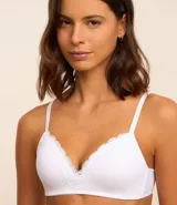 Soutien blanco de microfibra con copas triangulares, breteles finos ajustables y detalles de encaje en el escote. Sin aros.