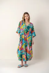 Vestido largo con estampado geométrico multicolor, cuello en V, mangas cortas y bolsillos laterales.