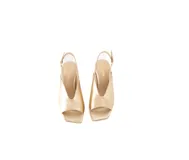 Zapato de tacón de 7 cm color dorado, con diseño de escote en el empeine y textura suave.
