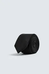 Corbata delgada negra confeccionada en tejido de seda con textura.