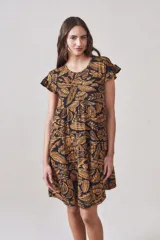 Vestido midi de viscosa con estampado floral en tonos ocre sobre fondo negro. Tiene corte evasé, mangas cortas con volados y largo hasta la rodilla.