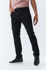 Pantalón jean negro de corte recto, tiro medio, con logo bordado y presillas para cinturón.