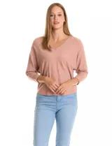 Buzo tejido en hilado fino, color rosado, con escote en V y manga ¾ estilo dolman.