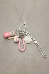 Charm con diversos colgantes, incluyendo guante de box, bate y pelota de béisbol en colores variados, ideal para personalizar llaveros o bolsos.
