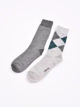 Pack de dos pares de medias grises. Un par a rayas horizontales y otro con diseño de rombos en gris y verde. Marca Grego.