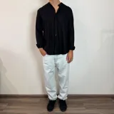 Camisa de lino blanca con cuello mao, manga larga y corte regular.