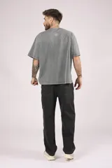 Remera gris de corte holgado y mangas cortas.