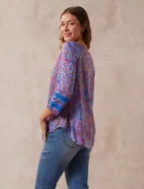 Blusa estampada de la marca Ruby Rd. Tiene cuello redondo, escote en V con aplique metálico y mangas ¾ con aplique de crochet.