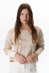 Sweater azul con estampado de flores blancas y puños blancos.